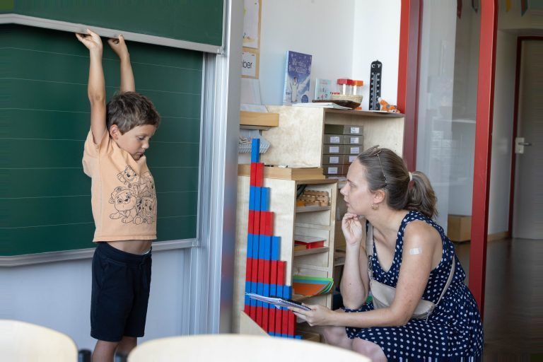 Erster Schultag. Vs mähte – Erstklässler