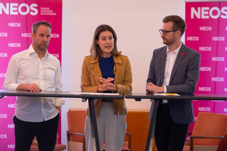 Pressekonferenz mit Matthias Strolz, Claudia Gamon und Johannes Gasser.