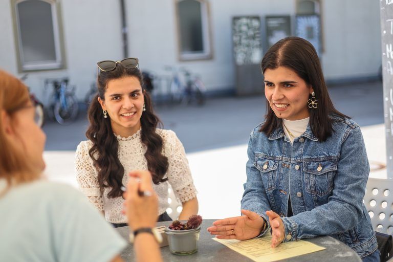 Studentinnen, Fotos von Khadiga Shekh Rashid und ihrer Schwester