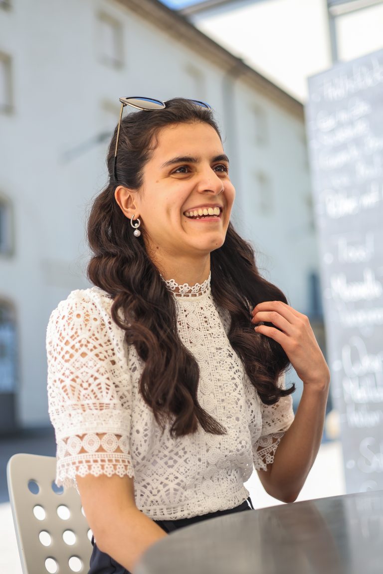 Studentinnen, Fotos von Khadiga Shekh Rashid und ihrer Schwester