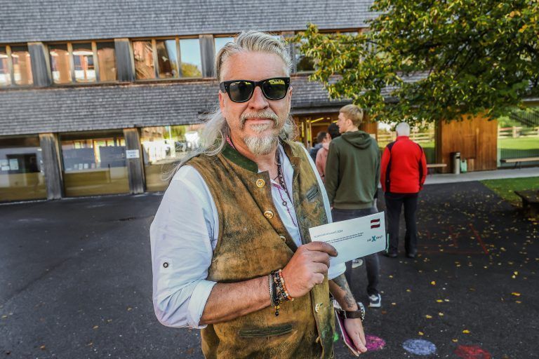nationalratswahl 2024, wahllokal schwarzenberg volksschule, daniel kotzbek (kommt direkt vom oktoberfest der mohren, aba wählen muss sein)