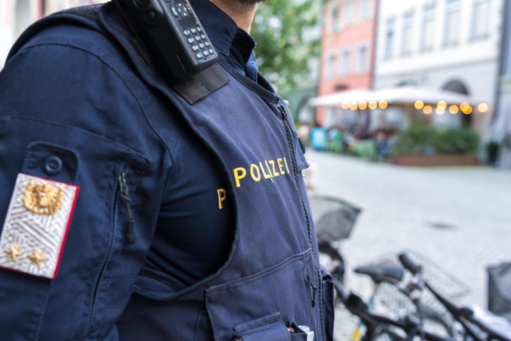 Jugendlicher tritt Polizist und entgeht Gefängnis: Diversion statt Zelle