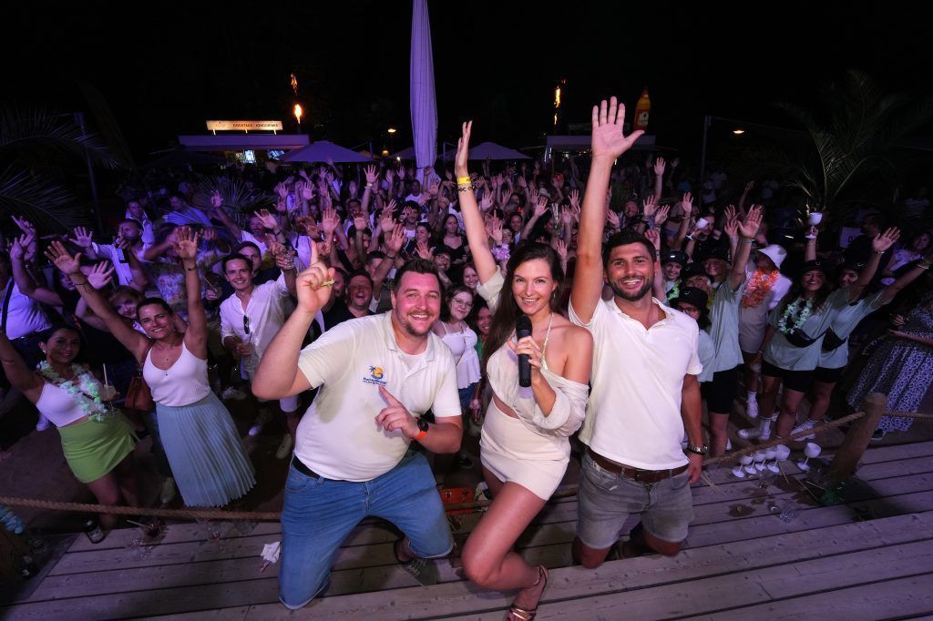 Partykracher in der Beachbar