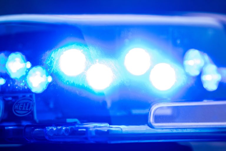 ABD0008_20240303 – DACHAU – DEUTSCHLAND: ARCHIV – 15.05.2019, Bayern, Dachau: Ein Blaulicht leuchtet an einer Polizeistreife. (zu dpa: ÇJugendliche schlagen Lokfhrer in Niederbayern ins GesichtÈ) Foto: Lino Mirgeler/dpa +++ dpa-Bildfunk +++. – FOTO: APA/dpa/Lino Mirgeler