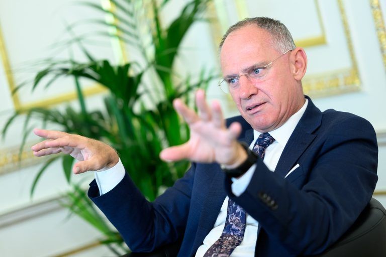 ABD0008_20240815 – WIEN –
STERREICH: Innenminister Gerhard Karner (
VP) im Rahmen eines Interviews mit der APA – Austria Presse Agentur am 13. August 2024, in Wien. – FOTO: APA/MAX SLOVENCIK