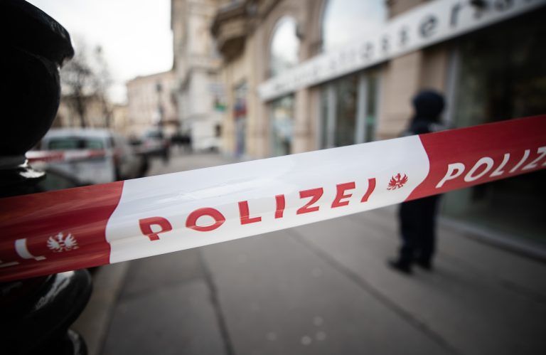 ABD0009_20181206 – WIEN – STERREICH: Ein Security-Mitarbeiter ist bei einem berfall auf eine Filiale der “DenizBank” in der Wiener Innenstadt am Donnerstag, 06. Dezember 2018, vom Tter in den Oberschenkel geschossen und verletzt worden. Im Bild: Absicherung des Tatorts mit einem Polizei-Absperrband. – FOTO: APA/GEORG HOCHMUTH