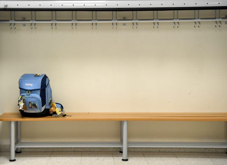 ABD0030_20200907 – WIEN –
STERREICH: ++ THEMENBILD ++ Eine Schultasche an einer Garderobe am Montag, 7. September 2020, in einer Volksschule in Wien. Im Osten
sterreichs beginnt heute das neue Schuljahr wegen des Coronavirus unter schwierigen Bedingungen. – FOTO: APA/ROLAND SCHLAGER