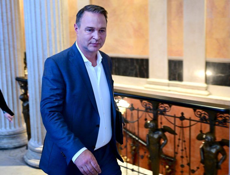 ABD0034_20240930 – WIEN –
STERREICH: Parteichef Andreas Babler im Rahmen von Sitzungen der SP
-Gremien am Montag, 30. September 2024, in Wien. – FOTO: APA/ROLAND SCHLAGER
