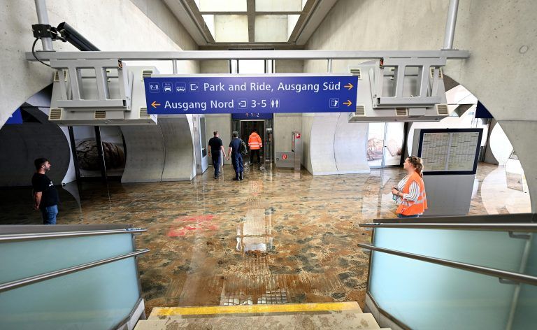 ABD0042_20240923 – MICHELHAUSEN –
STERREICH: Die Situation am Bahnhof Tullnerfeld aufgenommen am Montag, 23. September 2024, anl. eines Medientermins der
BB Infrastruktur AG “Erstes Resmee nach den schweren Unwettern – Schwerpunkt Weststrecke”. – FOTO: APA/HELMUT FOHRINGER