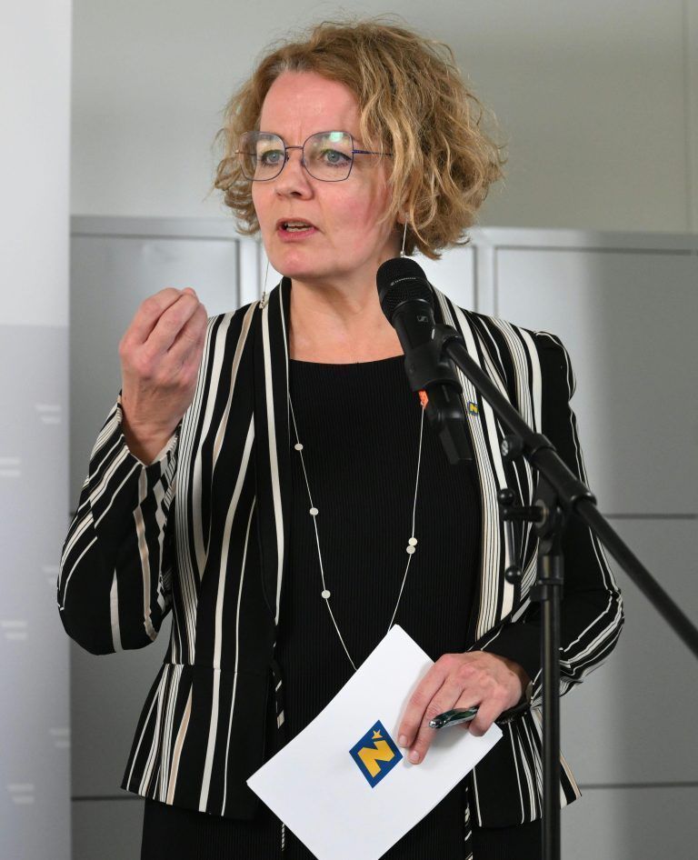 ABD0050_20231106 – ST. PLTEN – STERREICH: LR Christiane Teschl-Hofmeister (VP) am Montag, 6. November 2023, anl. der PK “Extremismusprvention an Schulen” in St. Plten. – FOTO: APA/HELMUT FOHRINGER