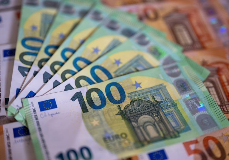 ABD0054_20240822 – BERLIN – DEUTSCHLAND: ILLUSTRATION – 21.08.2023, Berlin: Geldscheine mit dem Wert von 100 und 50 Euro liegen auf einem Tisch. (zu dpa: ÇMehr Steuereinnahmen fr Stdte und Gemeinden in MVÈ) Foto: Monika Skolimowska/dpa +++ dpa-Bildfunk +++. – FOTO: APA/dpa/Monika Skolimowska