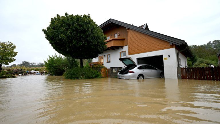 ABD0062_20240916 – KAPELLN – STERREICH: Weiterhin starke Niederschlge und Hochwasser in Niedersterreich. Im Bild: Die aktuelle Lage in einer teilevakuierten Wohnsiedlung in Kapelln am Montag, 16. September 2024. – FOTO: APA/HELMUT FOHRINGER