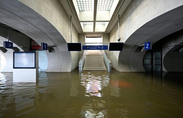 ABD0062_20240918 – MICHELHAUSEN – STERREICH: Der unter Wasser stehende Bahnhof Tullnerfeld aufgenommen am Mittwoch, 18. September 2024, in Michelhausen in Niedersterreich. – FOTO: APA/HELMUT FOHRINGER