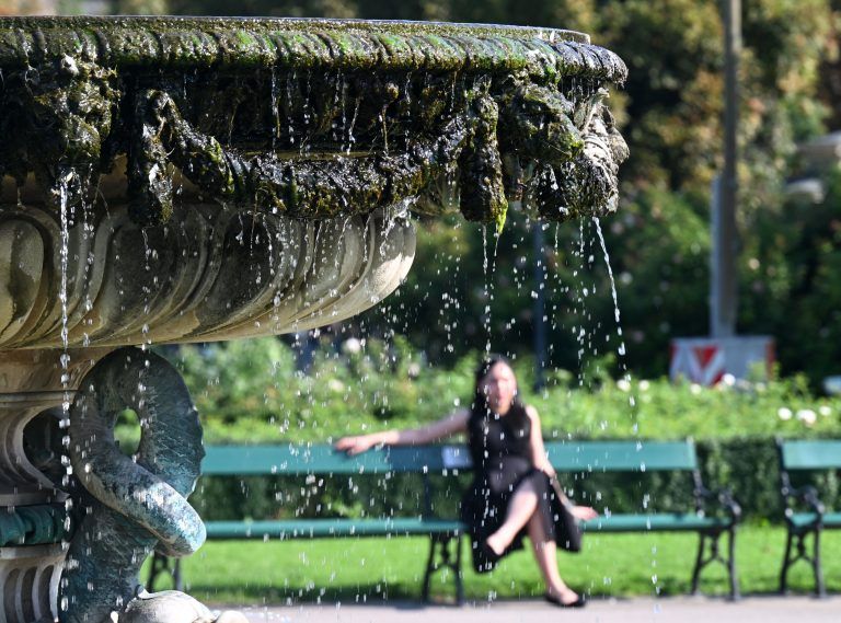 ABD0067_20240828 – WIEN – STERREICH: ++ THEMENBILD ++ Projekt Zukunftsbild: Illustration zu den Themen Sommer / Wetter / Klima / Hitze. Im Bild: Eine Person genie§t die hochsommerlichen Temperaturen in einem Park in der Wiener Innenstadt am Mittwoch, 28. August 2024. – FOTO: APA/HELMUT FOHRINGER