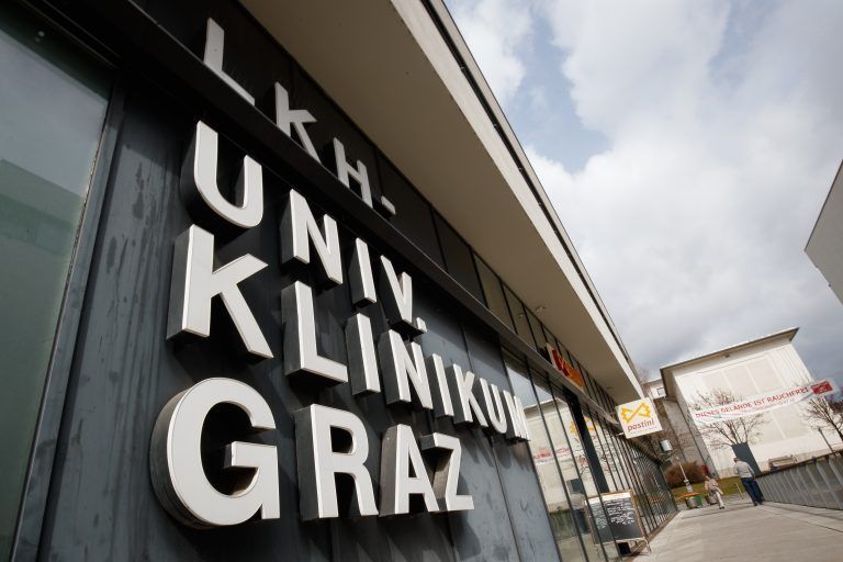 ABD0081_20190327 – GRAZ – STERREICH: ++ THEMENBILD ++ ZU APA0029 VOM 27.3.2019 – Der Eingangsbereich des Universitts-Klinikums Landeskrankenhaus Graz am Mittwoch, 27. Mrz 2019. Nach massiver Kritik sollen am LKH Graz keine Herztransplantationen mehr gemacht werden. – FOTO: APA/ERWIN SCHERIAU