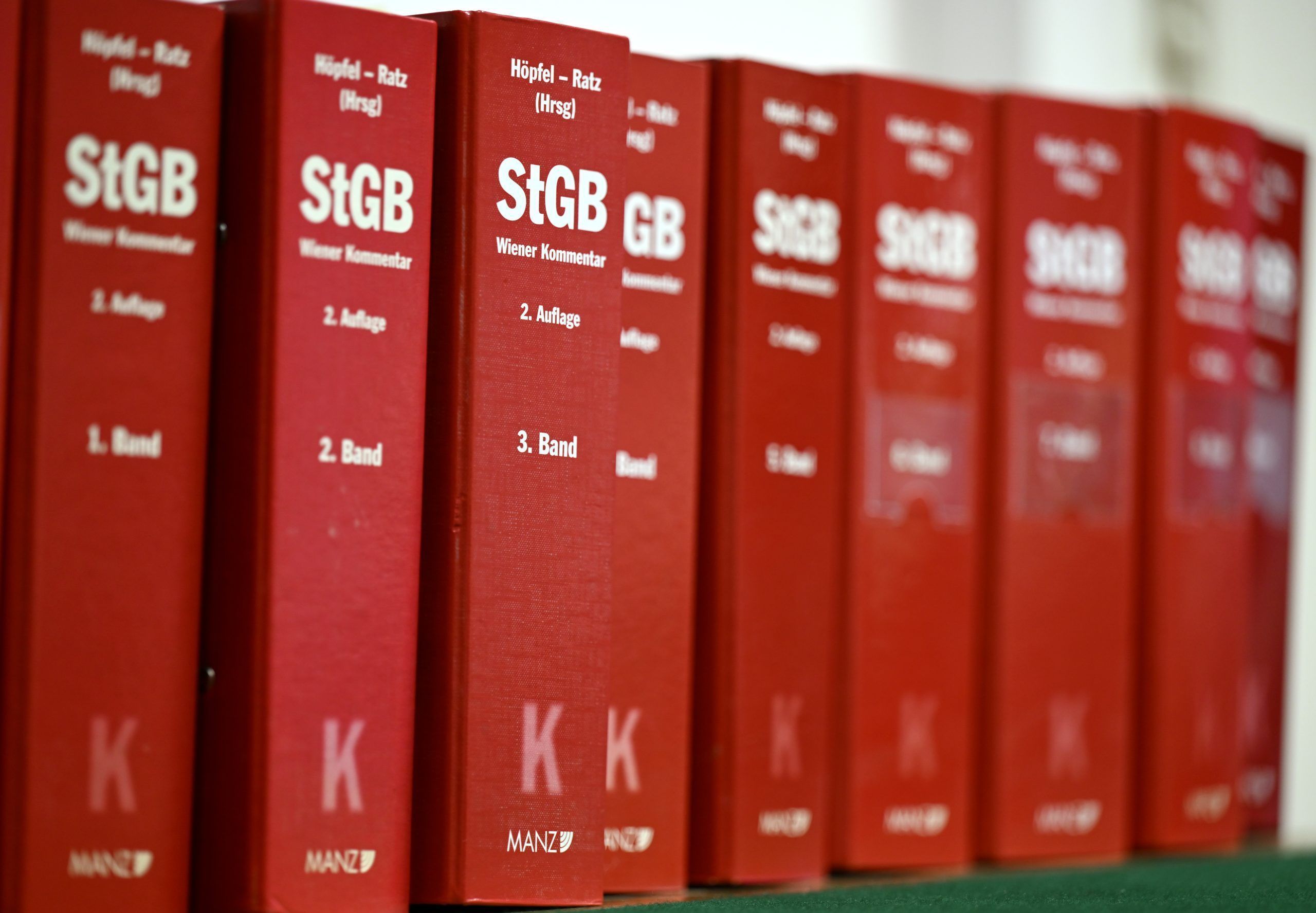 ABD0084_20231126 – WIEN –
STERREICH: ++ THEMENBILD ++ Illustration zum Thema Justiz/Gericht/Verhandlungen/Strafrecht: Im Bild: Bnde des Strafgesetzbuches StGB / Wiener Kommentar in einem Bro im Wiener Straflandesgericht, aufgenommen am Donnerstag, 16. November 2023 in Wien. – FOTO: APA/HARALD SCHNEIDER