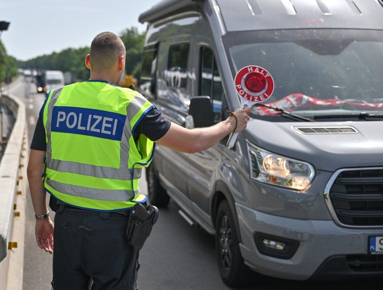 ABD0092_20240909 – FRANKFURT (ODER) – DEUTSCHLAND: ARCHIV – 21.06.2024, Brandenburg, Frankfurt (Oder): Ein Bundespolizist steht auf der Autobahn A12 nahe dem deutsch-polnischen Grenzbergang und stoppt ein Auto bei der Einreise nach Deutschland. (zu dpa: ÇFaeser ordnet mehr Grenzkontrollen anÈ) Foto: Patrick Pleul/dpa +++ dpa-Bildfunk +++. – FOTO: APA/dpa/Patrick Pleul