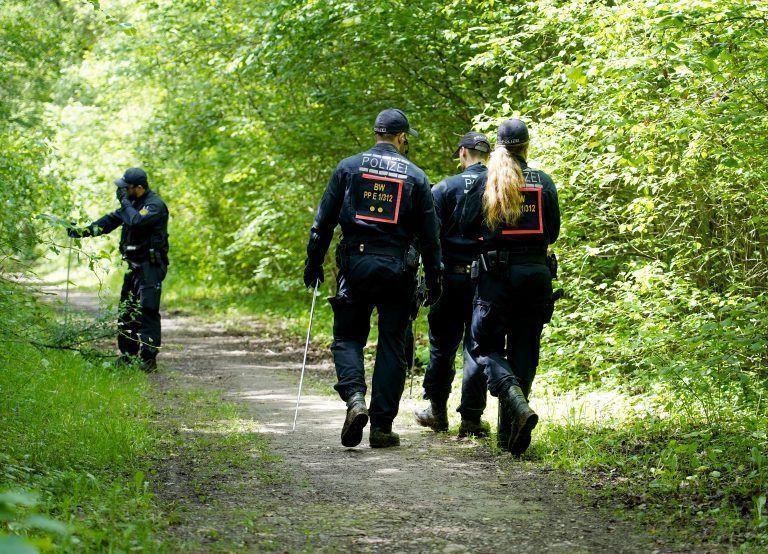 ABD0152_20190528 – RUST – DEUTSCHLAND: 28.05.2019, Baden-Wrttemberg, Rust: Polizisten durchsuchen die Umgebung des Fundortes einer Frauenleiche nach Spuren. Aus dem persnlichen Besitz der Toten fehlten Gegenstnde, teilten die Ermittler mit. Die Leiche der Frau war am Samstag, den 18.05.2019 am Rhein gefunden worden. (zu dpa: “Nach Fund von Frauenleiche – Tatverdchtiger schweigt”) Foto: Benedikt Spether/dpa […]