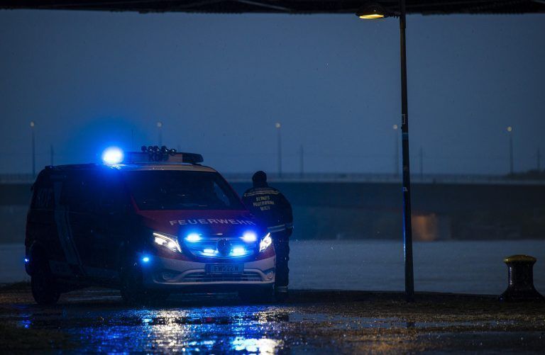 ABD0152_20240914 – WIEN –
STERREICH: ++ THEMENBILD ++ Illustration zu den Themen Unwetter/Hochwasser/Feuerwehr/Blaulicht. Ein Fahrzeug der Wiener Berufsfeuerwehr befindet sich im Einsatz am Samstag, 14. September 2024 im Bereich der Donau am Handelskai in Wien. – FOTO: APA/TOBIAS STEINMAURER