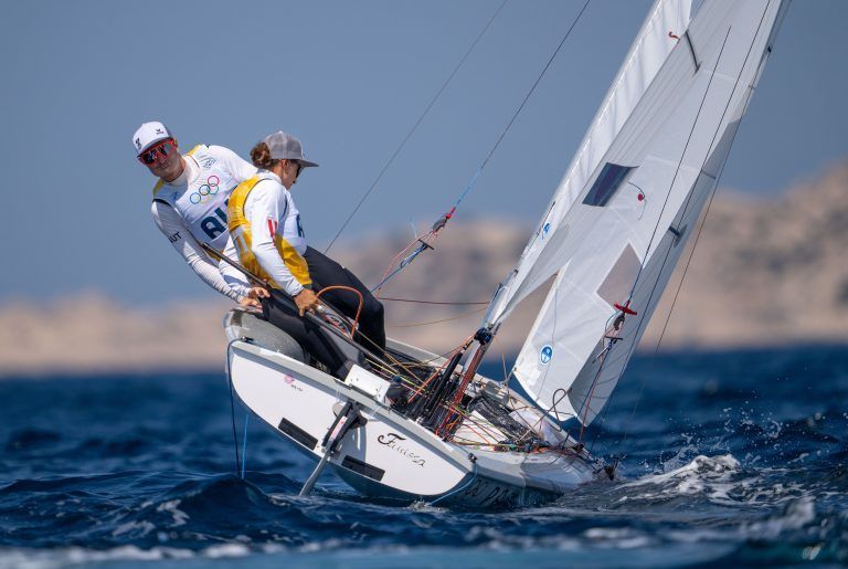 ABD0201_20240808 – PARIS – FRANKREICH: Lukas Mhr und Lara Vadlau (AUT) am Donnerstag, 08. August 2024, whrend des Medal Race zur 470er-Klasse anl. der Olympischen Sommerspiele 2024, bei Marseille. – FOTO: APA/GEORG HOCHMUTH