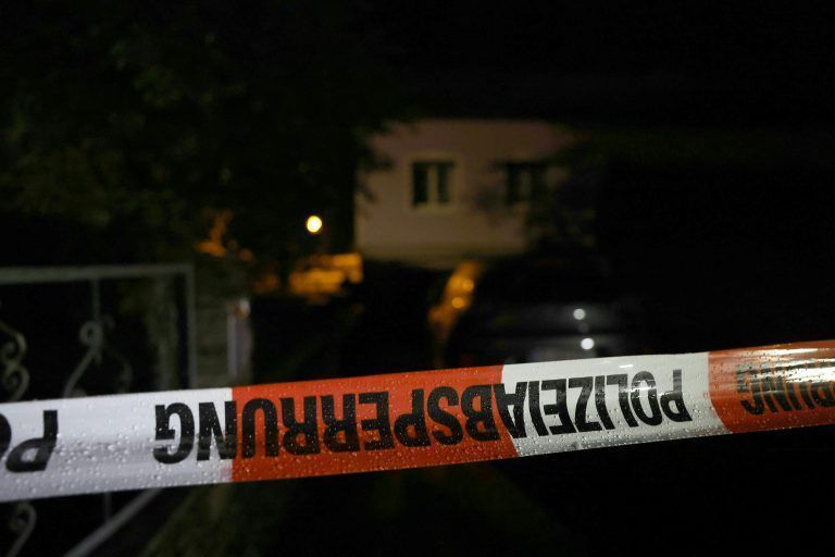 ABD0237_20240603 – ST. STEFAN OB LEOBEN –
STERREICH: ZU APA0403 VOM 3.6.2024 – Eine Frau und ein Mann sind Montagnachmittag, 3. Juni 2024, nach Schssen tot bei einem Haus in St. Stefan ob Leoben in der Obersteiermark gefunden worden. Im Bild: Eine Polizeiabsperrung am Tatort. – FOTO: APA/ERWIN SCHERIAU