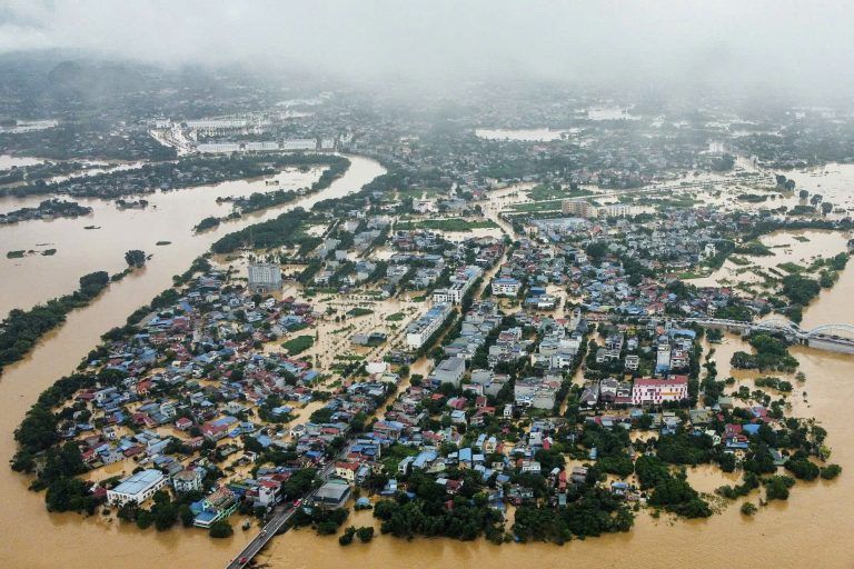 TOPSHOT-VIETNAM-WEATHER-STORM-FLOOD
