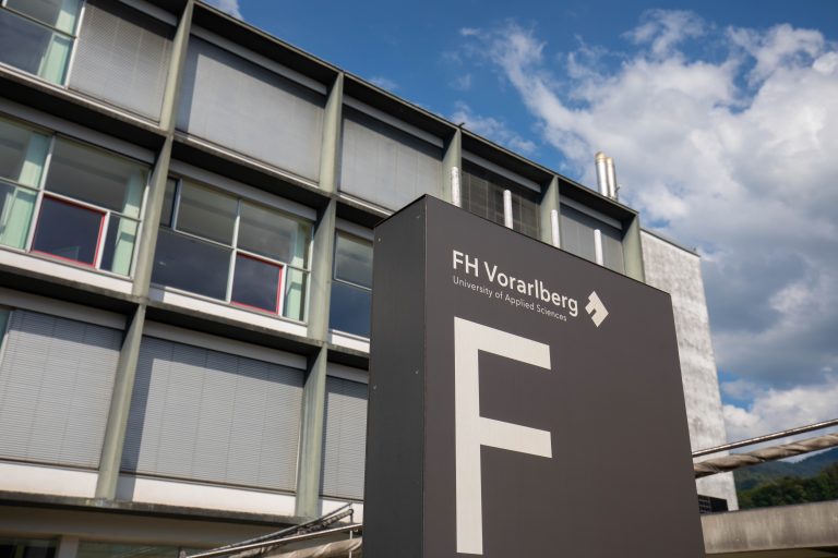 Vom Studienversuch zur international vernetzten Hochschule