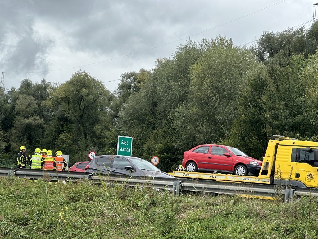 Vier Verletzte bei Auffahrunfall auf Rheintalautobahn