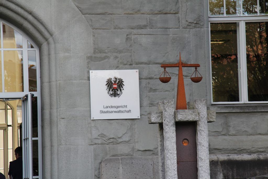Sieben lügende Zeugen bestraft