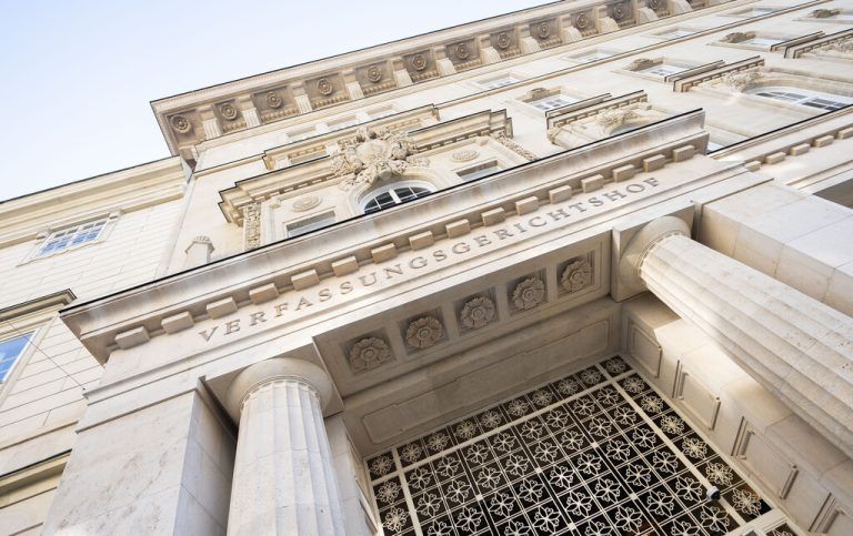 ABD0020_20240919 - WIEN - ÖSTERREICH: Außenansicht des Verfassungsgerichtshofes am Donnerstag, 19. September 2024, im Rahmen einer öffentlichen Verhandlung des Verfassungsgerichtshofs (VfGH) zum Sterbeverfügungsgesetz und Verbot der Mitwirkung an der Selbsttötung in Wien.. - FOTO: APA/GEORG HOCHMUTH