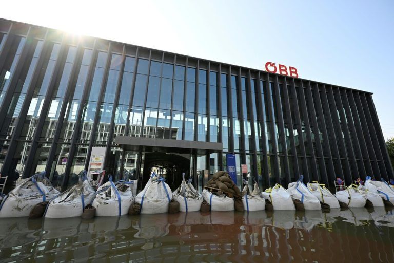 ABD0068_20240918 - MICHELHAUSEN - ÖSTERREICH: Der unter Wasser stehende Bahnhof Tullnerfeld aufgenommen am Mittwoch, 18. September 2024, in Michelhausen in Niederösterreich. - FOTO: APA/HELMUT FOHRINGER