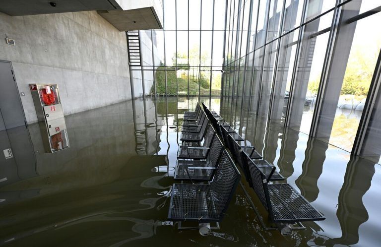 ABD0069_20240918 - MICHELHAUSEN - ÖSTERREICH: Der unter Wasser stehende Bahnhof Tullnerfeld aufgenommen am Mittwoch, 18. September 2024, in Michelhausen in Niederösterreich. - FOTO: APA/HELMUT FOHRINGER