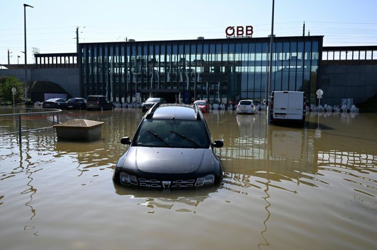 ABD0077_20240918 - MICHELHAUSEN - ÖSTERREICH: Ein unter Wasser stehendes Auto am Gelände des Bahnhof Tullnerfelds aufgenommen am Mittwoch, 18. September 2024, in Michelhausen in Niederösterreich. - FOTO: APA/HELMUT FOHRINGER