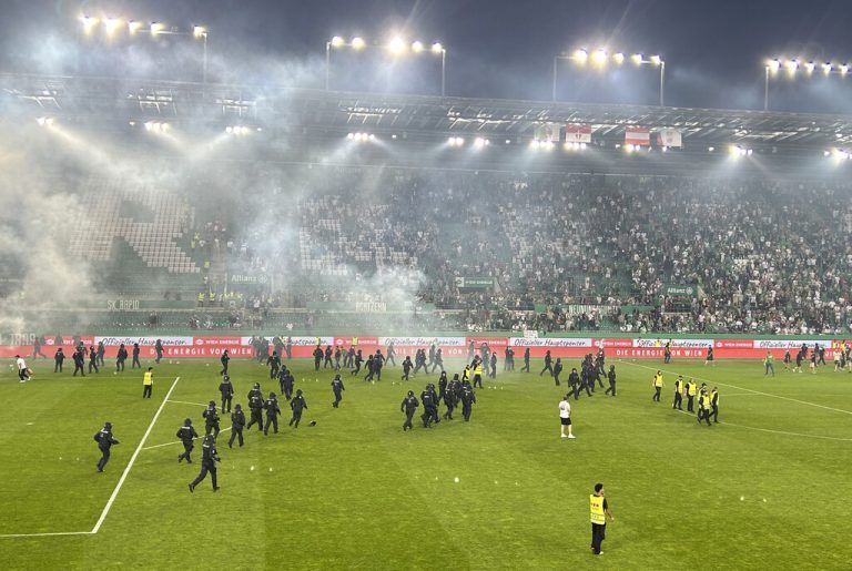 ABD0144_20240922 - WIEN - ÖSTERREICH: Polizeikräfte am Sonntag, 22. September 2024, anlässlich der 7. Runde der Fußball-Bundesliga zwischen SK Rapid und FK Austria Wien im Allianz Stadion in Wien. - FOTO: APA/EDGAR SCHÜTZ