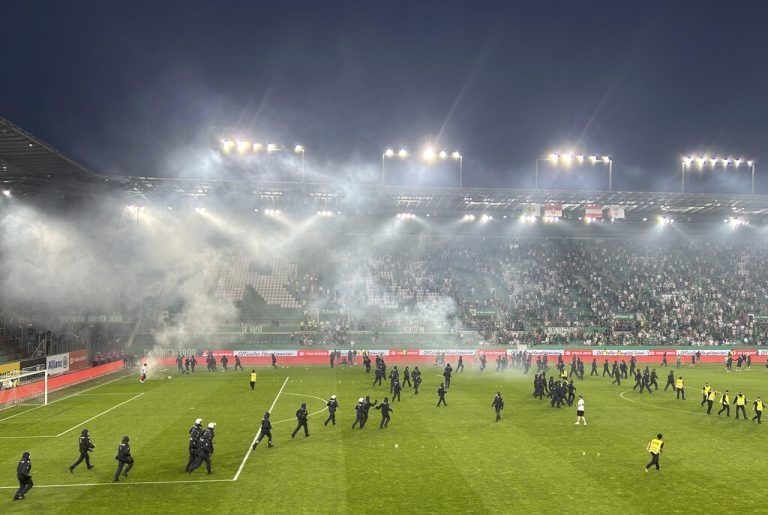ABD0145_20240922 - WIEN - ÖSTERREICH: Polizeikräfte am Sonntag, 22. September 2024, anlässlich der 7. Runde der Fußball-Bundesliga zwischen SK Rapid und FK Austria Wien im Allianz Stadion in Wien. - FOTO: APA/EDGAR SCHÜTZ