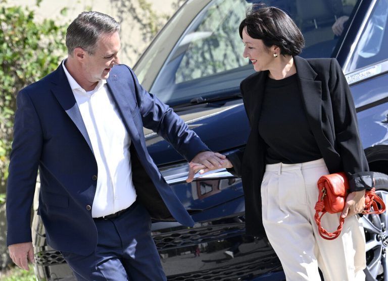 Die SPÖ habe eines der besten Programme seit Jahrzehnten vorgelegt und er selbst habe im Wahlkampf vollen Einsatz gebracht, so Babler: „Ich habe geliefert.“ Ziel sei es nun, bei der Nationalratswahl „stärker zu werden“, das Erreichen von Platz 1 sei möglich. Ob er sich bei Nichterreichen des Wahlziels zurückzieht, ließ er auf Nachfrage offen. Den restlichen Wahlsonntag werde er zunächst mit seiner Familie verbringen, bevor er später nach Wien fährt. Im Gehen appellierte er noch an die Journalisten, selbst wählen zu gehen.