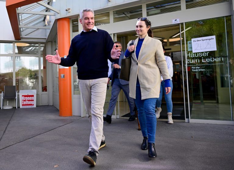 Der Bundeskanzler hat in einem Altenwohnheim in Hietzing seine Stimme abgegeben. Wer künftig das Amt des Regierungschefs bekleiden wird, „entscheiden die Wählerinnen und Wähler“, machte er dabei klar. „Jede Stimme zählt“, appellierte Nehammer, dessen ÖVP ein knappes Rennen mit der FPÖ prognostiziert wird.
