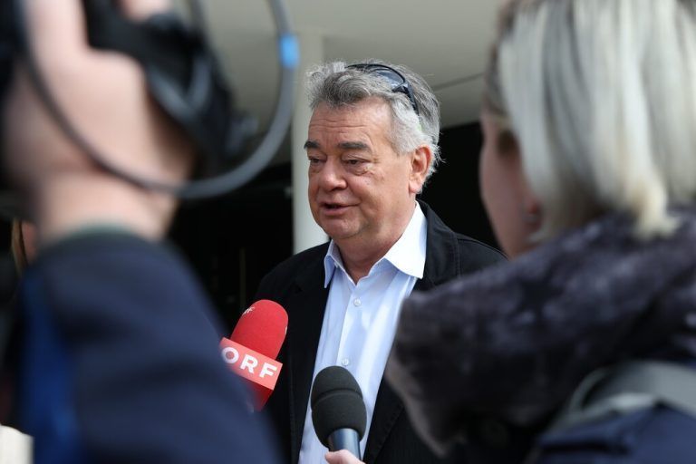 Kogler wählte nach „Espresso“ zum Frühstück kurz nach 11.30 Uhr in Graz-Andritz. Er zeigte sich zuversichtlich, dass eine Aufholjagd gelingt - „und zwar im Interesse des Klima-, Boden- und Naturschutzes in Österreich, das alles mit sozialer Absicherung und wirtschaftlichen Chance für die Zukunft“. Nur die Grünen würden das bieten, daher sei es gut, „nicht taktisch rumzuwählen und irgendwelche Nummer-eins-Spekulationen walten zu lassen“. Es gehe darum, nach seinem Gewissen zu wählen. Begleitet wurde Kogler von Ehefrau Sabine. Nach dem Wahllokal stehe noch ein Spaziergang am Programm, ehe es mit dem E-Auto nach Wien gehe.
