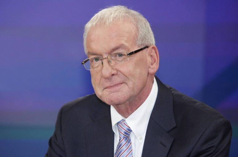 Peter Zwegat seit 1987 Schuldnerberater  Raus aus den Schulden  in der Talk-Show maybrit illner am 15.11.2012 in Berlin Thema der Sendung: Knietief im Dispo - geht die Mittelschicht pleite *** Peter Zwegat since 1987 debt counsellor Raus aus den Schulden in der Talk Show maybrit illner am 15 11 2012 in Berlin Thema der Sendung Knietief im Dispo geht die Mittelschicht pleite Copyright: xEventpressxMueller-Stauffenbergx