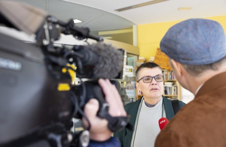 Petrovic, die einst Bundessprecherin der Grünen war, findet nur noch wenig Gutes an ihrer ehemaligen Partei. Sie will sich vor allem für Tierschutz und eine ehrliche Aufarbeitung der Corona-Pandemie einsetzen.