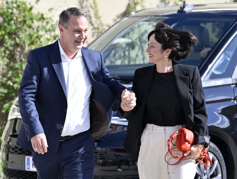 ABD0071_20240929 - TRAISKIRCHEN - ÖSTERREICH: SPÖ-Spitzenkandidat Andreas Babler und Lebensgefährtin Karin Blum am Sonntag, 29. September 2024, im Rahmen der Stimmabgabe in Traiskirchen. - FOTO: APA/HANS KLAUS TECHT