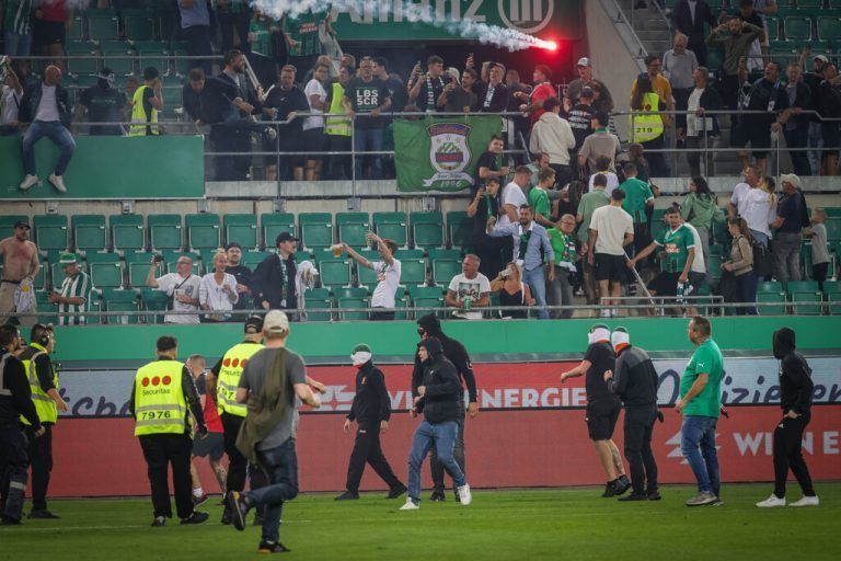 VIENNA,AUSTRIA,22.SEP.24 - SOCCER - ADMIRAL Bundesliga, SK Rapid Wien vs FK Austria Wien. Image shows a feature of a riot by fans of Rapid.<br />Photo: GEPA pictures/ David Bitzan