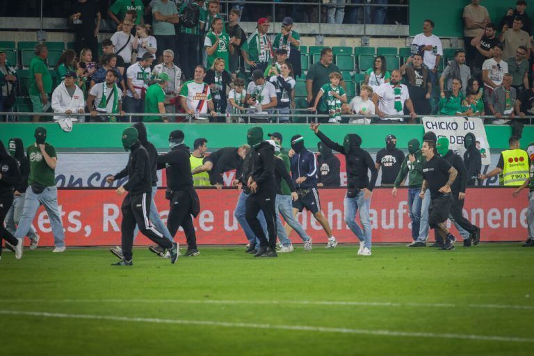 VIENNA,AUSTRIA,22.SEP.24 - SOCCER - ADMIRAL Bundesliga, SK Rapid Wien vs FK Austria Wien. Image shows a feature of a riot by fans of Rapid.<br />Photo: GEPA pictures/ David Bitzan