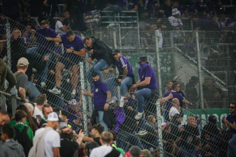 VIENNA,AUSTRIA,22.SEP.24 - SOCCER - ADMIRAL Bundesliga, SK Rapid Wien vs FK Austria Wien. Image shows a feature of fans by A.Wien.<br />Photo: GEPA pictures/ David Bitzan