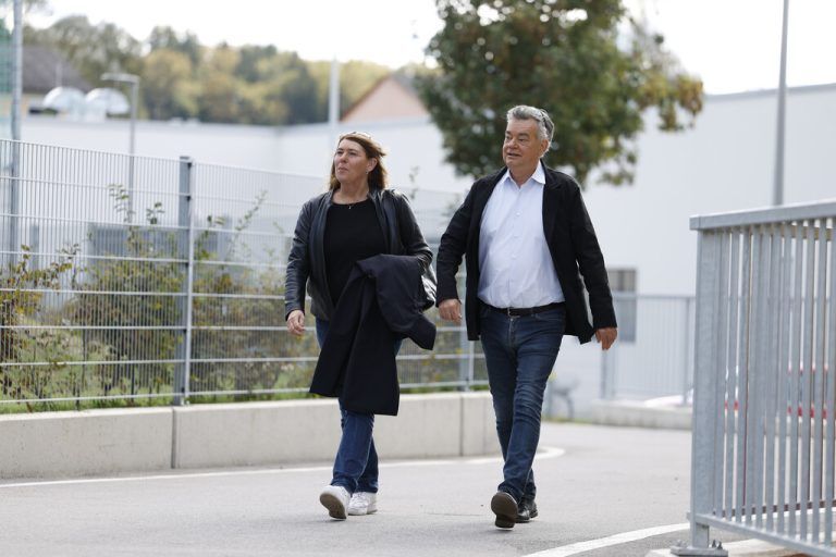 ABD0098_20240929 - GRAZ - ÖSTERREICH: Vizekanzler Werner Kogler (Grüne) mit Gattin Sabine Jungwirth am Sonntag, 29. September 2024, anlässlich der Stimmabgabe im Rahmen der Nationalratswahl in Graz. - FOTO: APA/ERWIN SCHERIAU