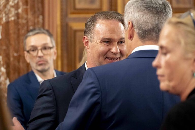 Wien, Österreich. 29. September 2024. Andreas Babler und Karl Nehammer nach dem ORF Gespräch mit den Spitzenkandidaten aller Parlamentsparteien nach der Nationalratswahl im österreichischen Parlament. Vienna *** Vienna, Austria September 29, 2024 Andreas Babler and Karl Nehammer after the ORF interview with the top candidates of all parliamentary parties after the National Council election in the Austrian Parliament Vienna