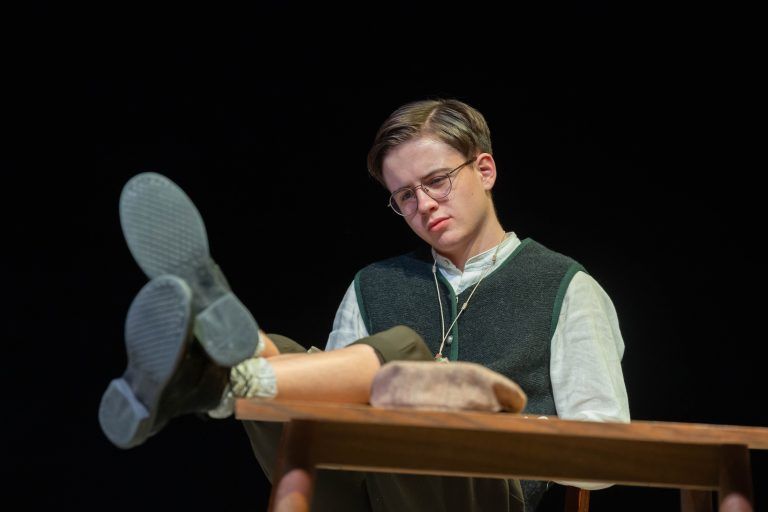 Laienschauspieler proben für ein Stück über Widerstandskämpfer aus dem Ort.