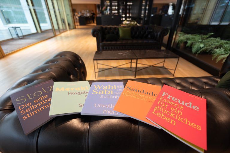 Die Autorin Barbara Schröder stellt ihre Bücher vor und erzählt aus ihrem Leben