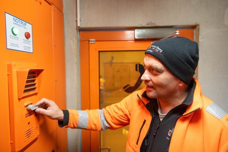 Zwischen Tunnelbürste und Notfallnische: Hinter den Kulissen im Achraintunnel