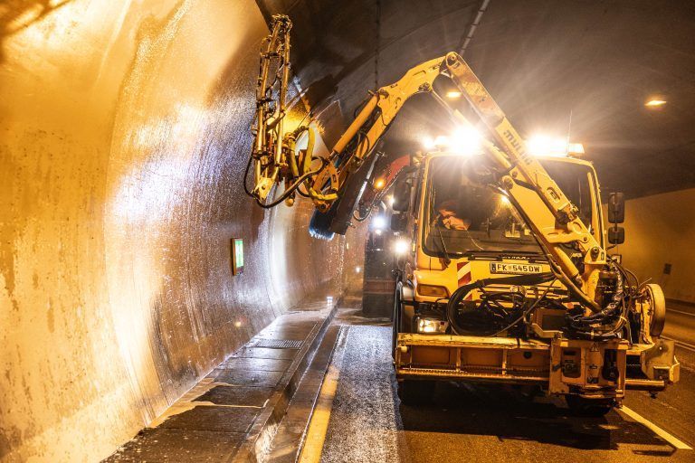 Zwischen Tunnelbürste und Notfallnische: Hinter den Kulissen im Achraintunnel
